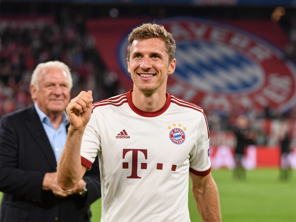 “国足主帅伊万临场换人迟缓，教练组对其决策感到困惑！”